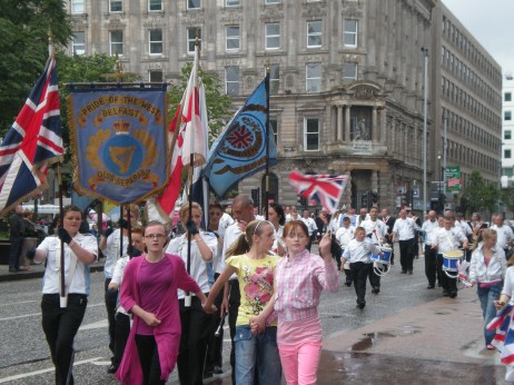 Desfilea Belfast hirigunetik igarotzen.