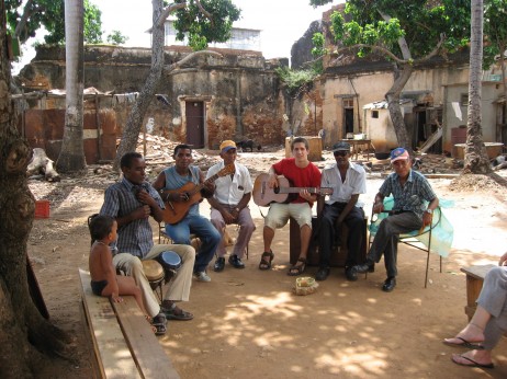 Cienfuegos-eko jubilatu musikariekin