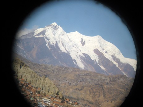 Illinami mendiak Boliviako hiriburua, La Paz, babesten du.