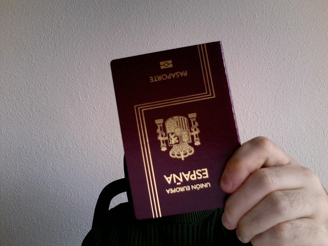 Karneta eta pasaportea euskaraz atera ditut