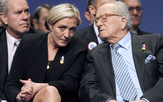 Le Pen familia eta eskuin muturraren estalkia