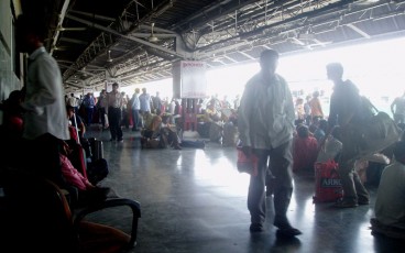 Delhi-ko tren geltokian