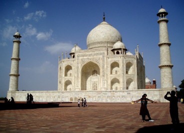 India - Bikote bat beren burua hiltzen saiatu da Taj Mahalen