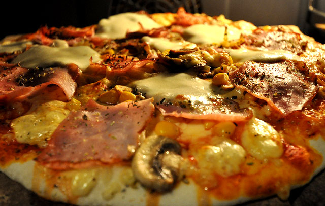 Asteburu honetan: Tomate, mozzarella, barrengorri eta urdaiazpiko pizza