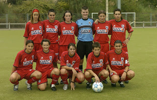 Partido de la liga femenina de fútbol disputado en Martutene entre el Amaraberri y la Real Sociedad, que para este equipo es el primer partido oficial desde su nacimiento. En la imagen, formación inicial de la Real.