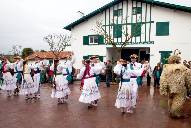 Kaskarotak Lapurdiko gizartean eta folklorean