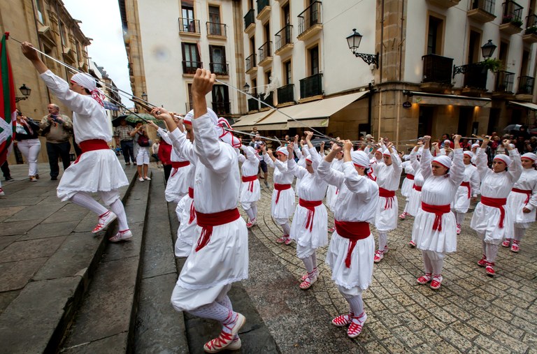 Gasteiz, Donostia eta Bilboko festetako dantza emanaldiak