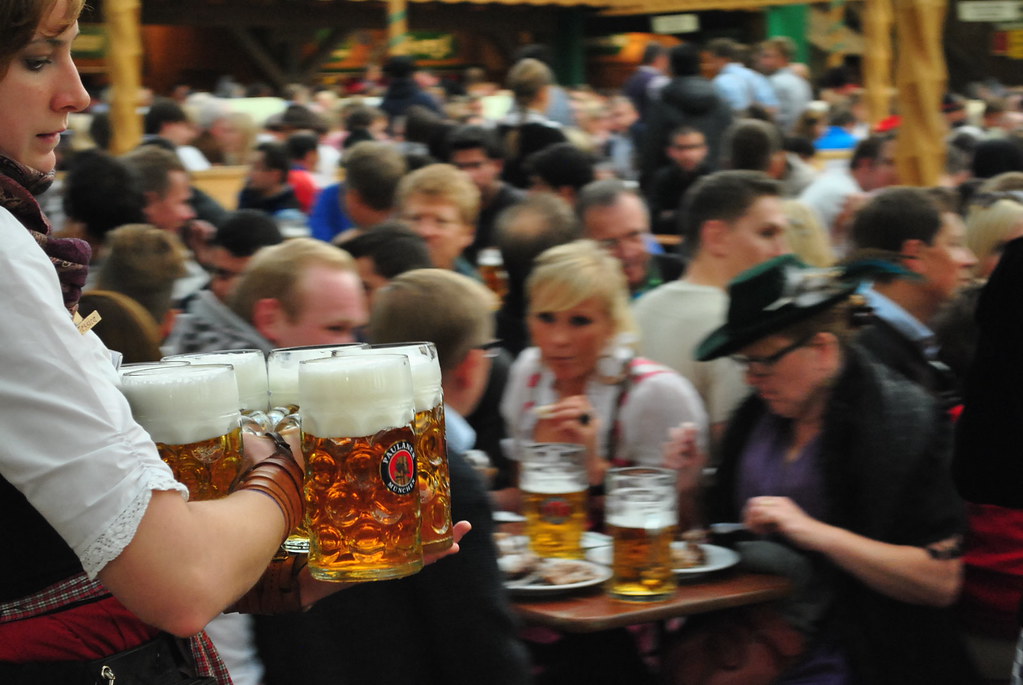 Ostiral arratsaldea Argazkia: "Mass Bier!" by Chris Benseler is licensed under CC BY 2.0