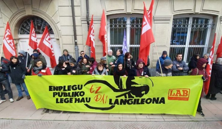 Euskal Enplegu Publikoaren Lege hau langileona ez dela adierazteko elkarretaratzea egin du LABek Gasteizko parlamentuaren aurrean