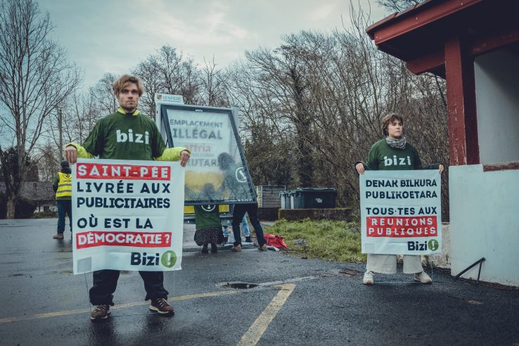 Bizik legez kanpoko iragarki taula gaitzesten du Senperen