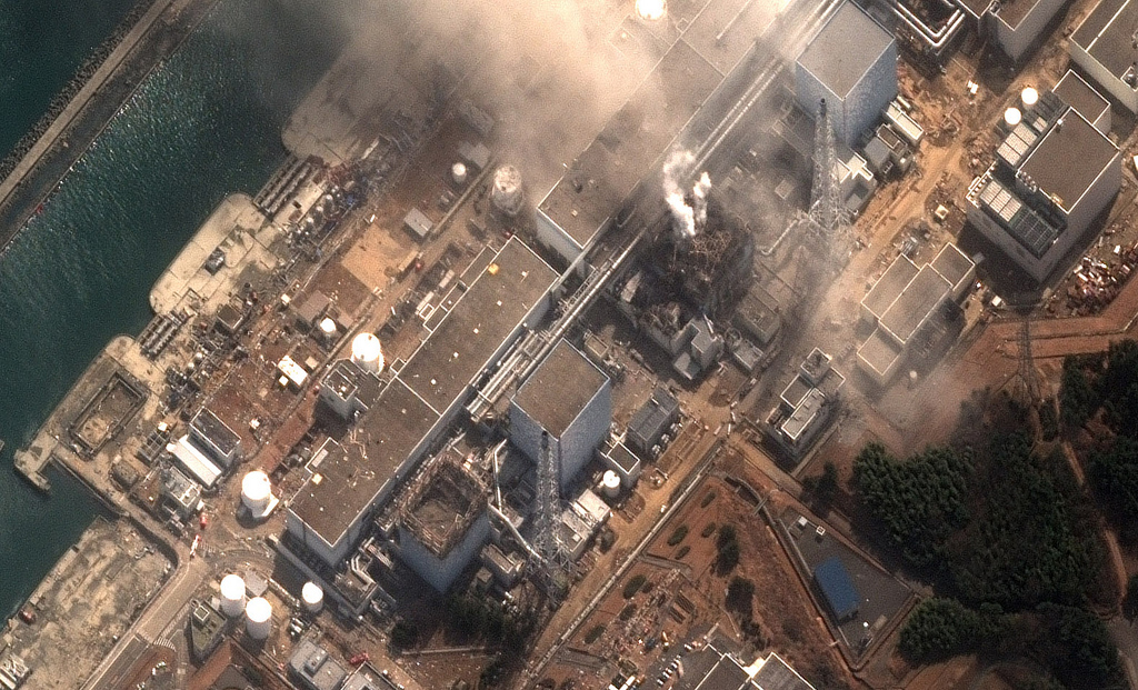 Fukushimako Daiichi I zentral nuklearra, astelehenean, leherketa bat gertatu ondoren. 