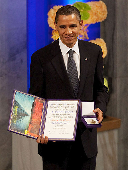 Obama, Nobel sariaren diploma eta domina jaso zituenean, 2009an