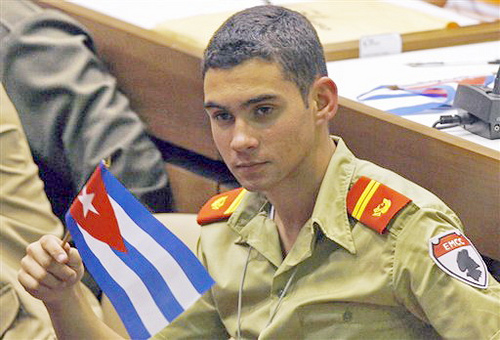 Elian Gonzalez, Kubako ofizial uniformearekin