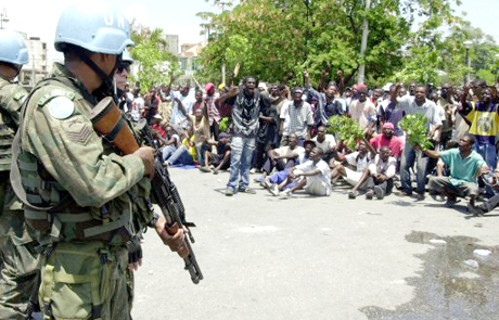 Haiti: zergatik bota nahi dituzte NBEko soldaduak Haititik?